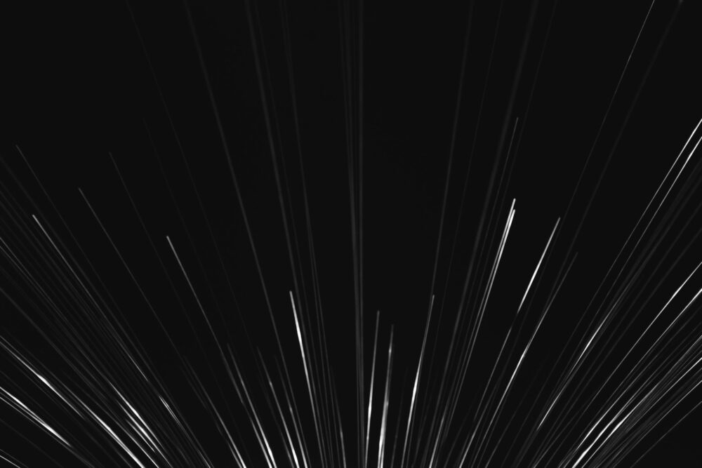 Droit d’alerte économique du CSE — image en noir et blanc d’un feu d’artifice s’élevant dans le ciel, symbolisant le déclenchement d’une alerte face à une situation préoccupante dans l’entreprise.