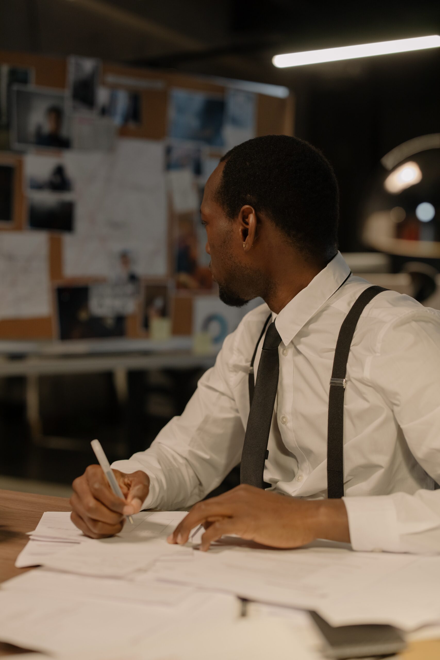 homme à un bureau