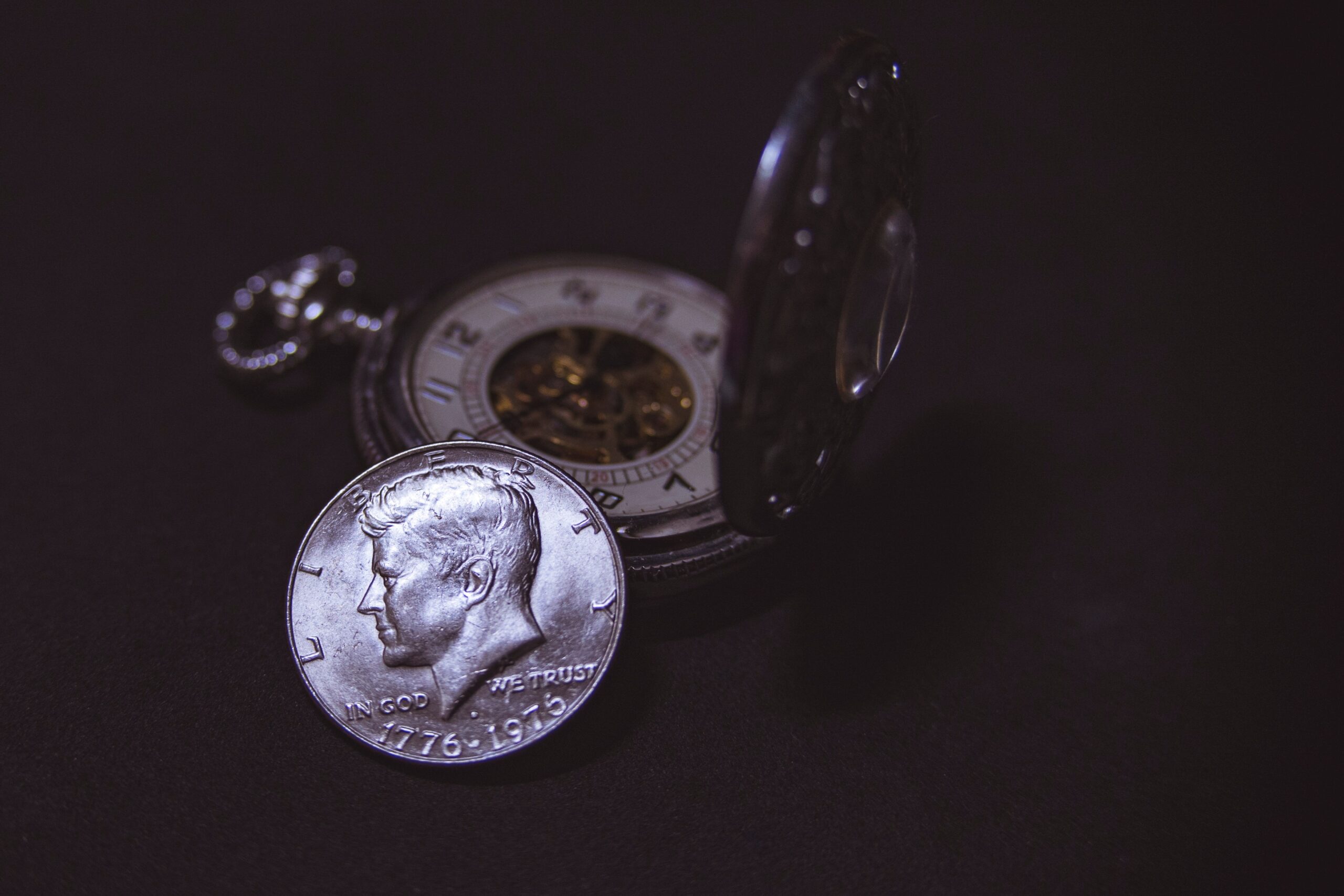 pièce d'argent et boussole