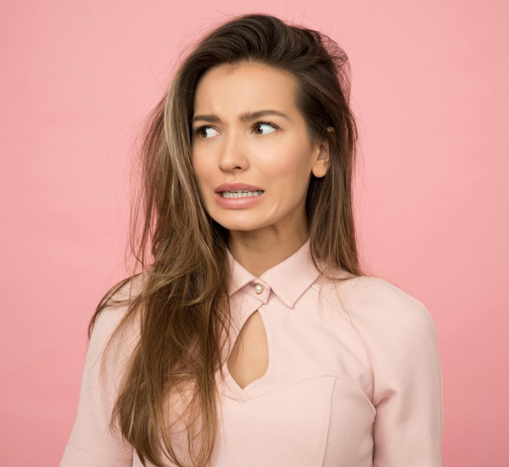 Une jolie femme fait une grimace car elle eprouve des doutes dois je me faire accompagner par un expert-comptable?