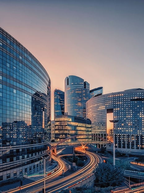 Quartier d’affaires avec de hauts buildings symbolisant l’accès élargi de l’expert-comptable du CSE aux informations financières de l’entreprise