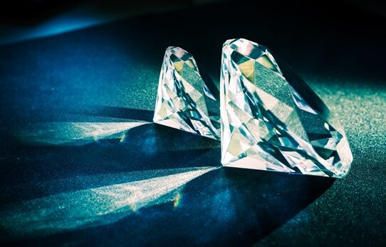 Deux diamants symbolisant le choix de l’expert-comptable du CSE et l’obligation de consultation du CSE sur la situation économique et financière