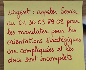 Photographie d'un post-it jaune urgent pour appeler le bon cabinet Soxia au 0130098909 pour les mandater sur les orientations stratégiques du CSE compliquées et avec documents incomplets.