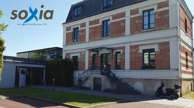Un cadre de travail alliant charme historique et modernité à Chatou. Entrée accueillante de la maison de maître de 1880 de Soxia à Chatou, montrant l'alliance de l'architecture ancienne et de l'extension moderne en verre.